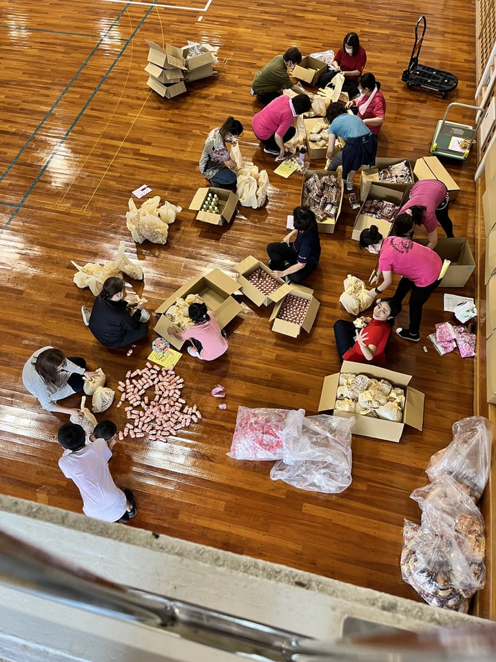 沖縄県母子・寡婦福祉会の母子運動会:袋詰めの様子