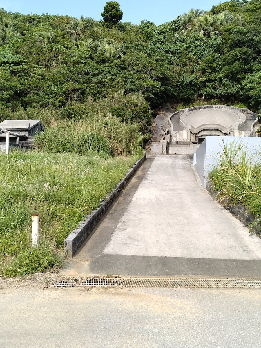 久米島・真謝地域の排水口修繕：喜友名智子オフィシャルサイト